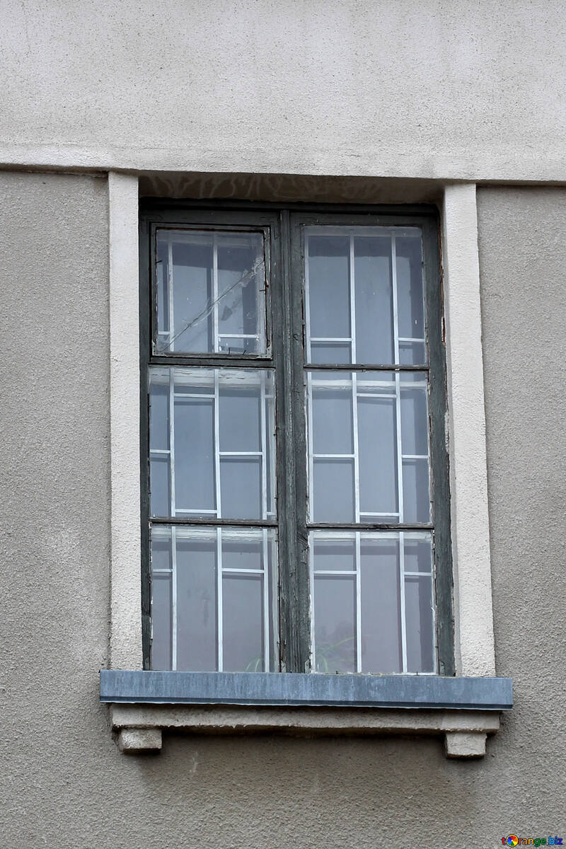 Une fenêtre avec des barres №39061