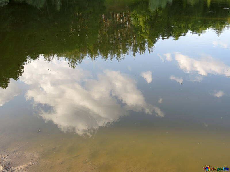 Nubes reflejadas en el agua №39241