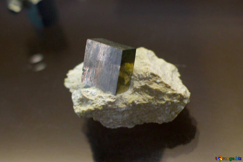 キューブの形で結晶鉱物 №39458