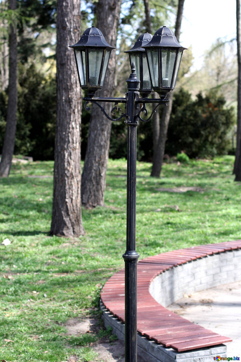 Antike Lampe im Park №39837