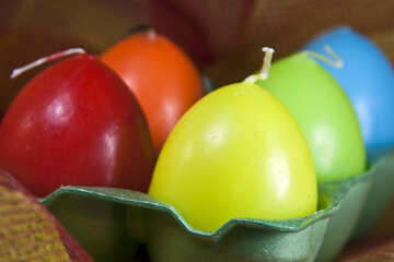 Velas en forma de huevos de Pascua en las bandejas de №4316
