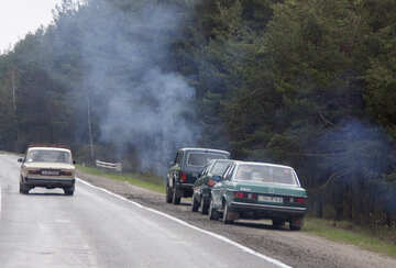 Barbecues on the road.Cars are on the sidelines. №4910
