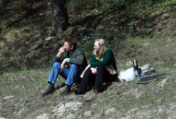 O homem e mulher sentam-se em uma grama №4839