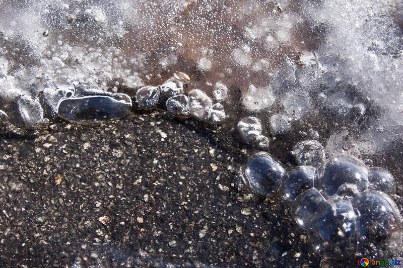 Il ghiaccio si sta sciogliendo sull`asfalto №4495