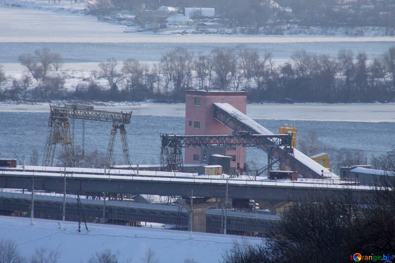 A construção da ponte no inverno №4241