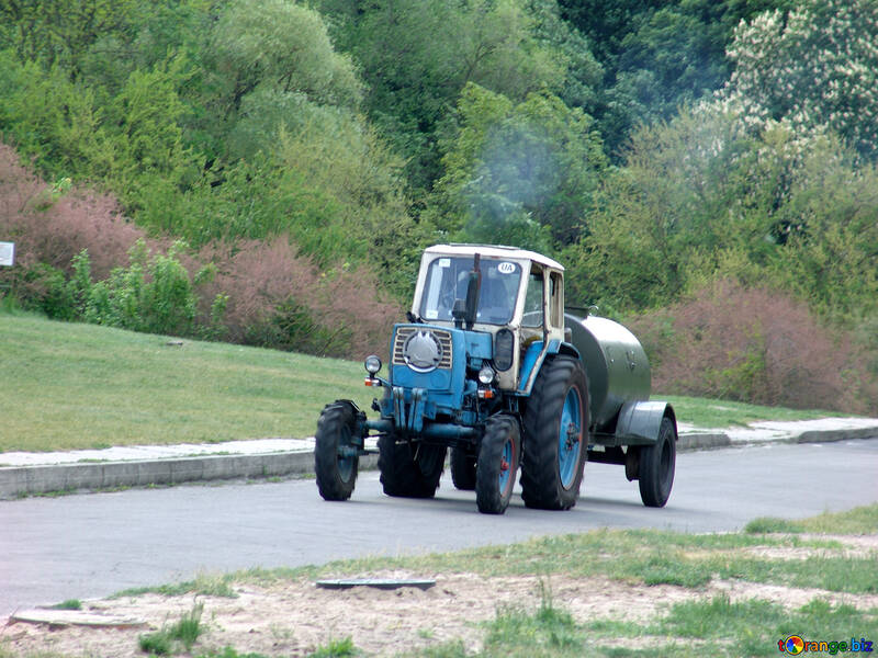 El tractor lleva el barril №4109