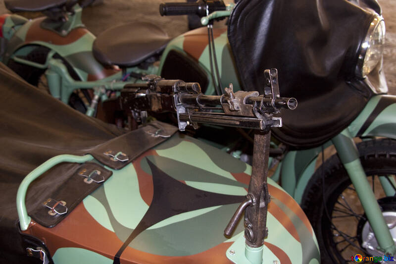 La motocicleta militar con la ametralladora №4435