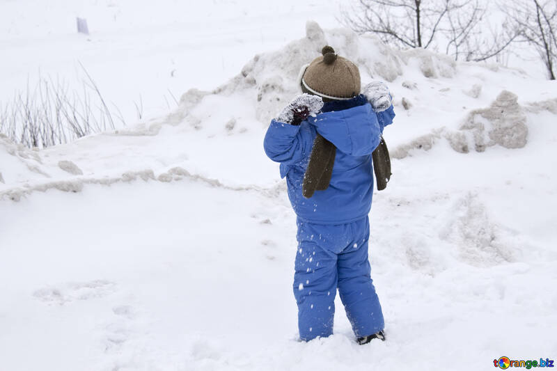 Ein Kind spielt im Schnee №4447