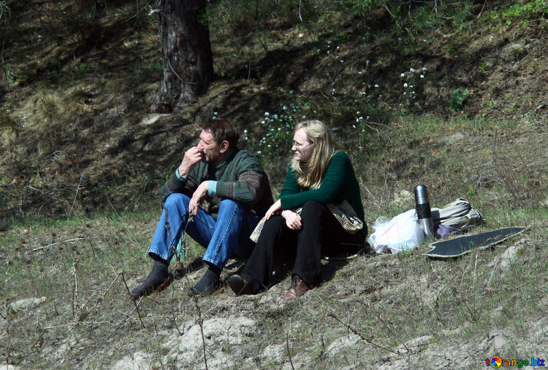 L`uomo e la donna si siedono su un`erba №4839