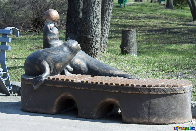 Eine Bank im Park mit einer Skulptur №4528