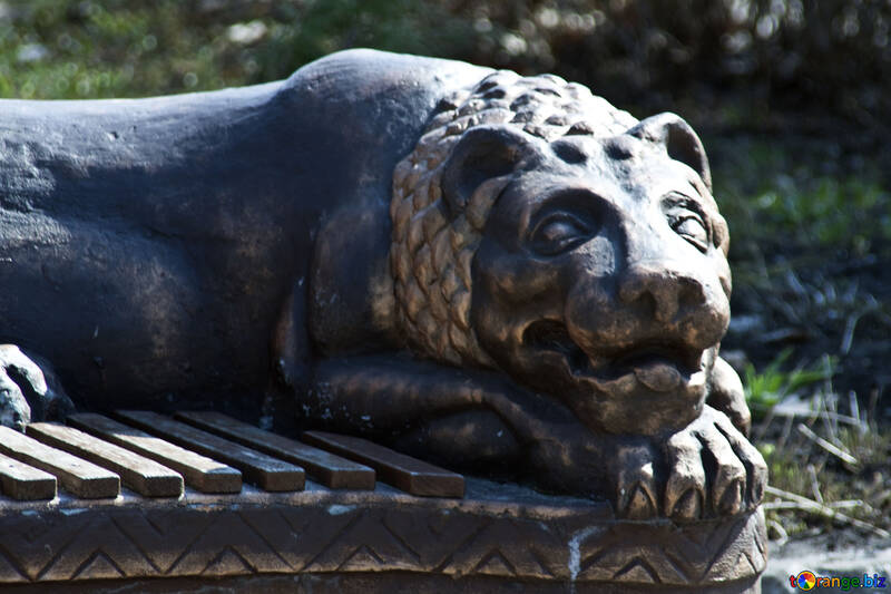 The figure of lion on the bench №4526