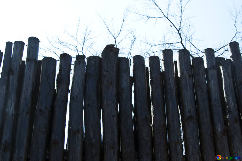 塀 作られる の 丸太 柵。 №4572