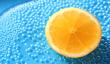 Hintergrund mit Zitrone in Wasser №40823