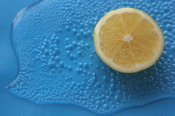 Zitrone gegen Wasser im Hintergrund №40809