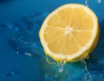 Zitrone mit Wassertropfen №40765