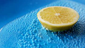 Zitrone in Sodawasser