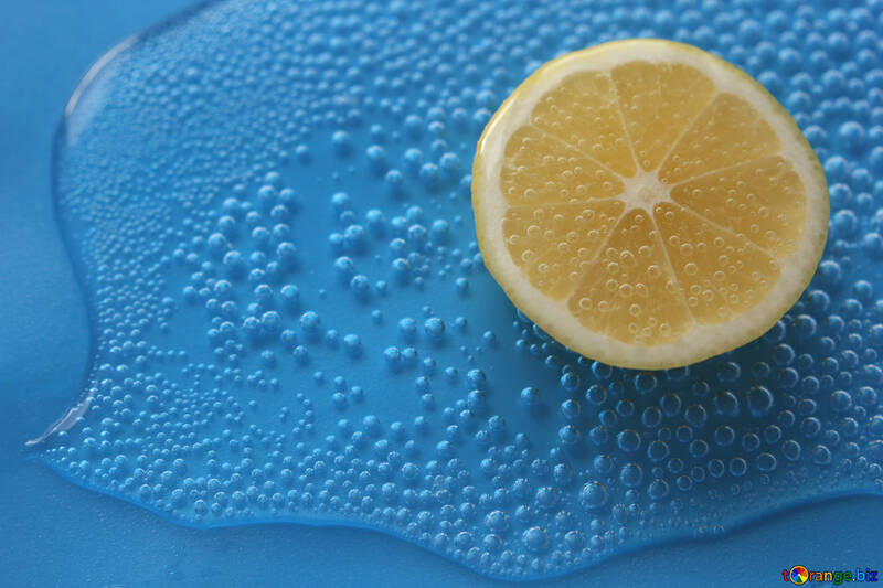 Zitrone gegen Wasser im Hintergrund №40809