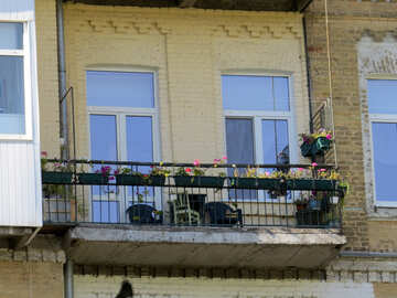 Ancien balcon avec des fleurs №41170