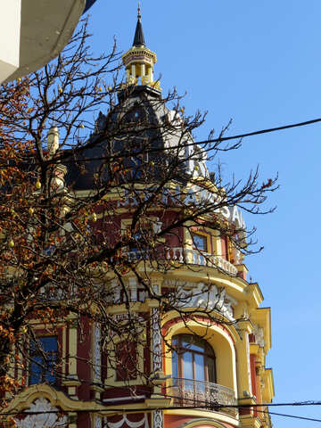 A beautiful building with a dome №41052