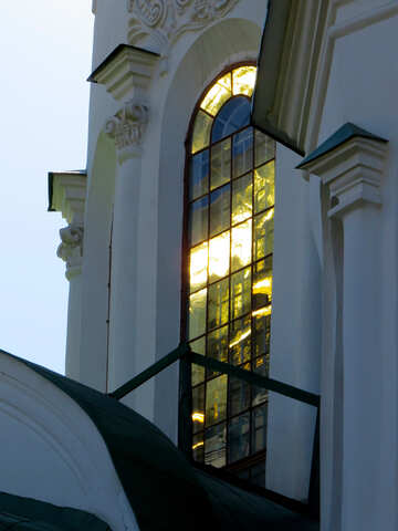 Le soleil se reflète dans les verres de la cathédrale №41136