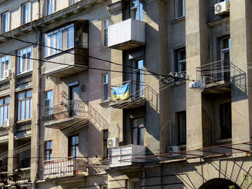 Ancien bâtiment avec des balcons et un drapeau №41018