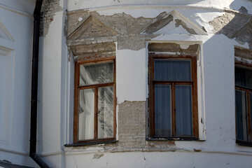 Las ventanas de un edificio en ruinas №41913
