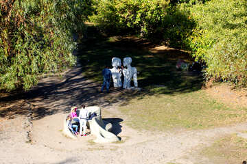 La sculpture moderne dans le parc №41717