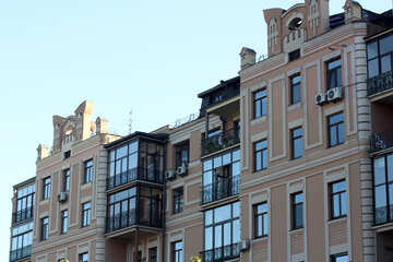La façade restaurée de l`ancien bâtiment №41711
