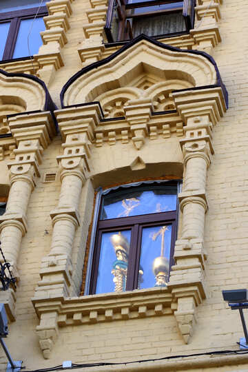 Відображення церкви у вікні будинку №41488