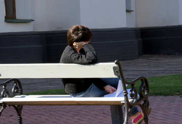 Un hombre se sienta en un banco №41118