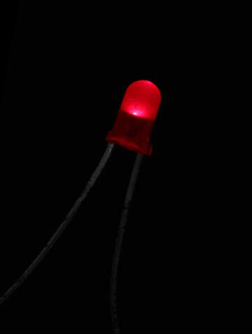 Diodo emisor de luz de color rojo sobre un fondo oscuro №41386