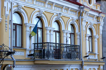 Balcony with a Ukrainian flag №41547