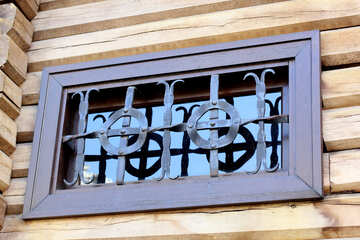 Una ventana en una casa de madera №41633