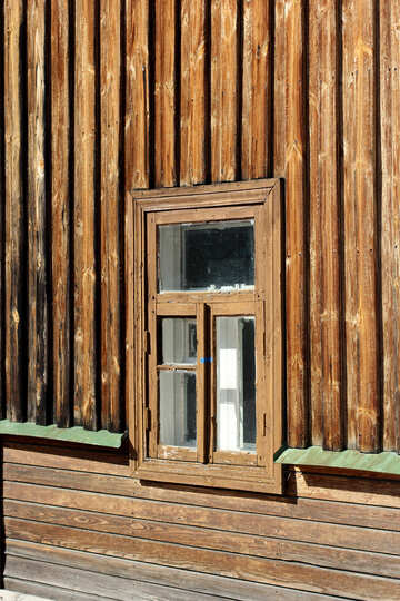Ein Fenster in einem Holzhaus №41901