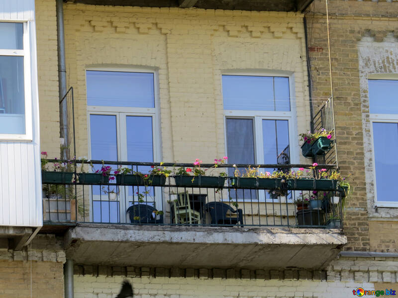Ancien balcon avec des fleurs №41170