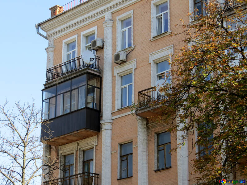 Balcon vitré dans un vieux bâtiment №41060