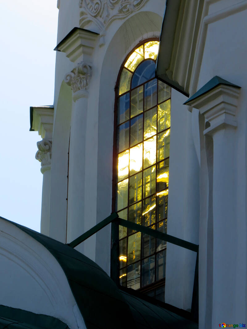 The sun is reflected in the glasses of the cathedral №41136