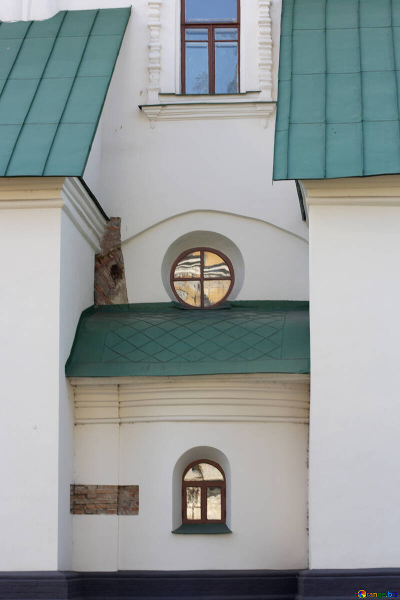 Die alte Fassade mit kleinen Fenstern №41873