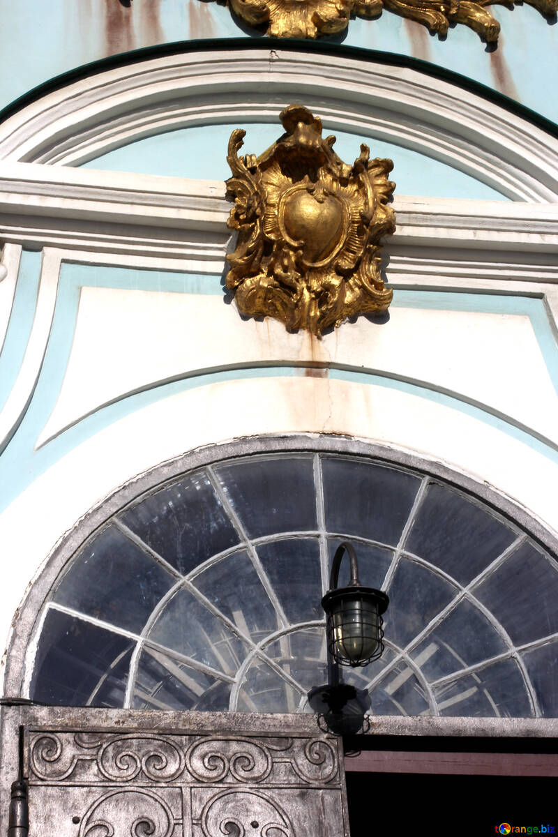 Goldene Dekoration über dem Eingang zur Kirche №41440