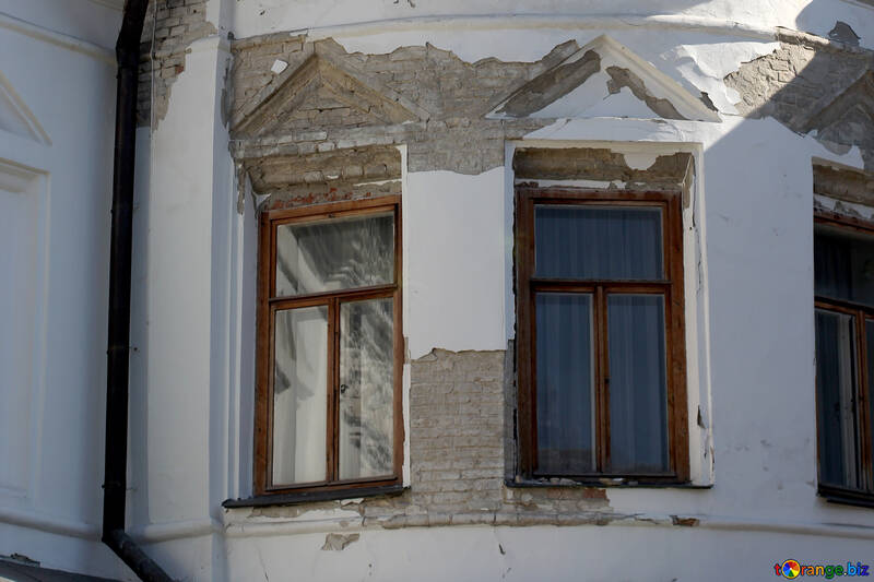 崩れかけの建物で窓 №41913