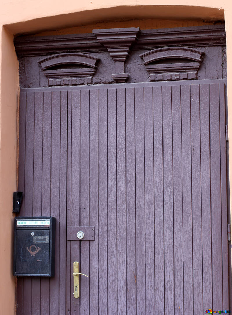 インターホンとメールボックスを持つドア №41504