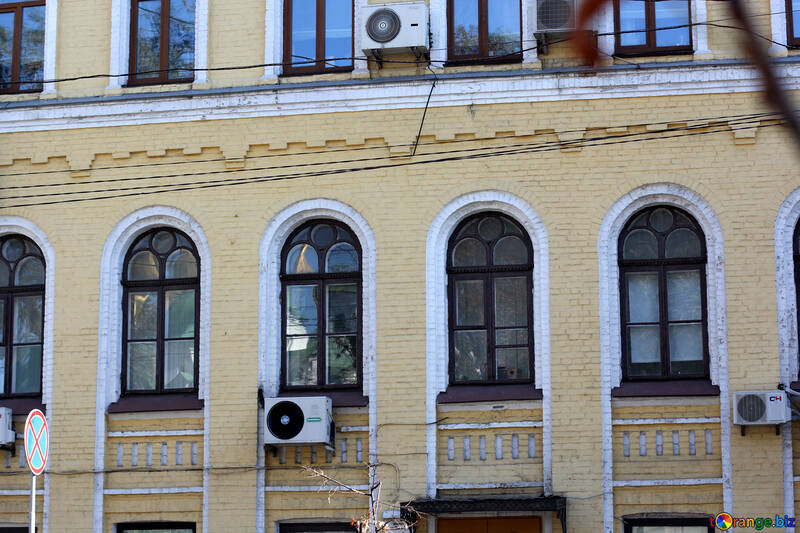 Vecchia facciata con aria condizionata №41810