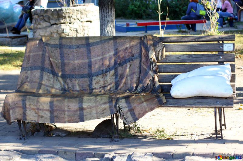 毛布と枕と彫刻ベンチ №41763