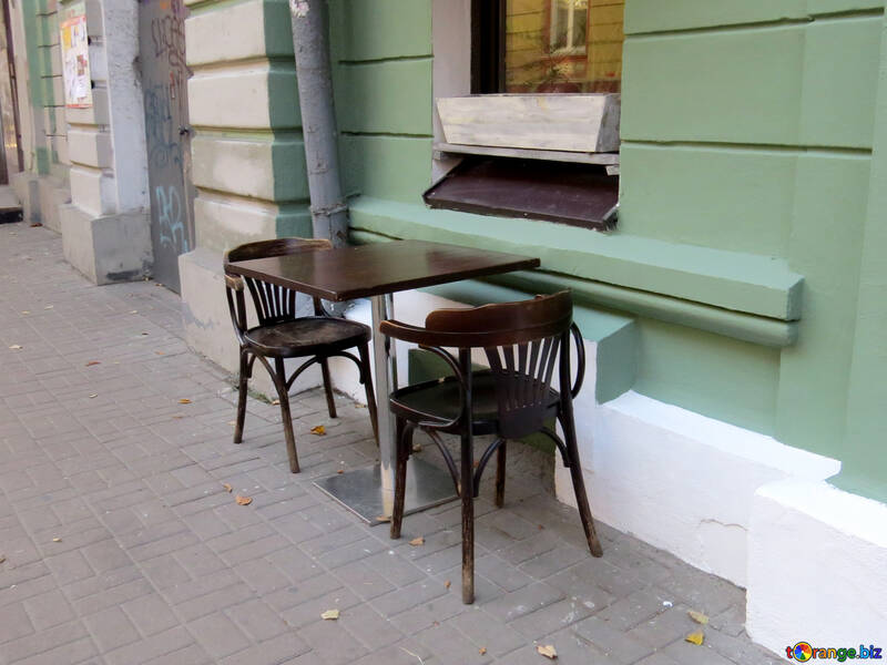 歩道のカフェの近くにテーブルと椅子 №41266