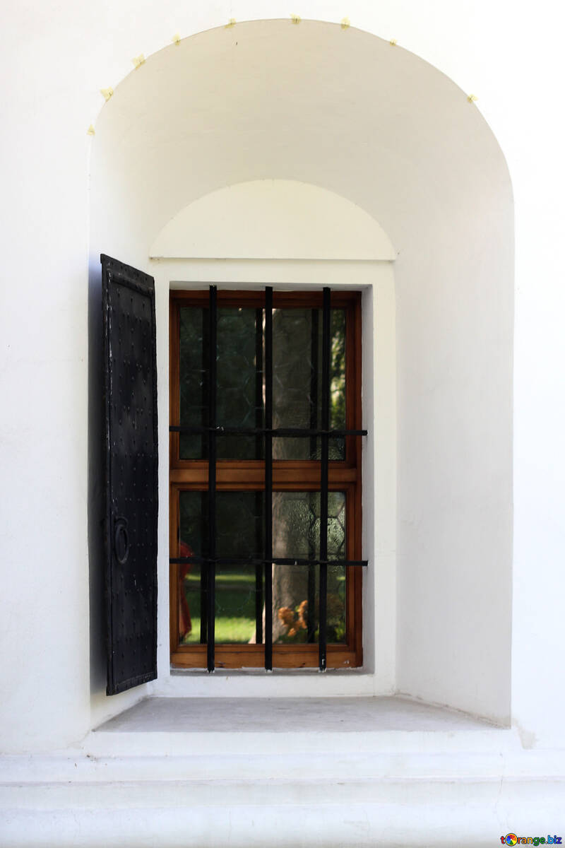 Старовинне вікно з віконницями і гратами №41957