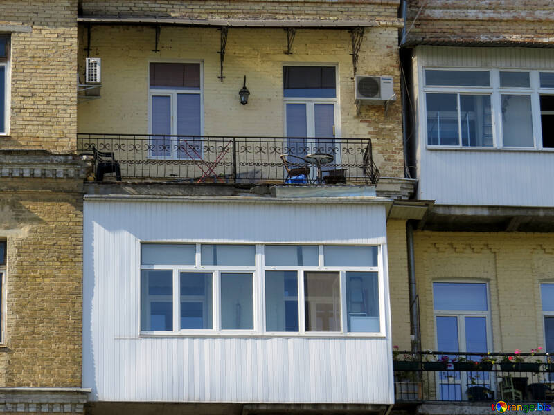 Nouveaux balcons d`une maison ancienne №41171