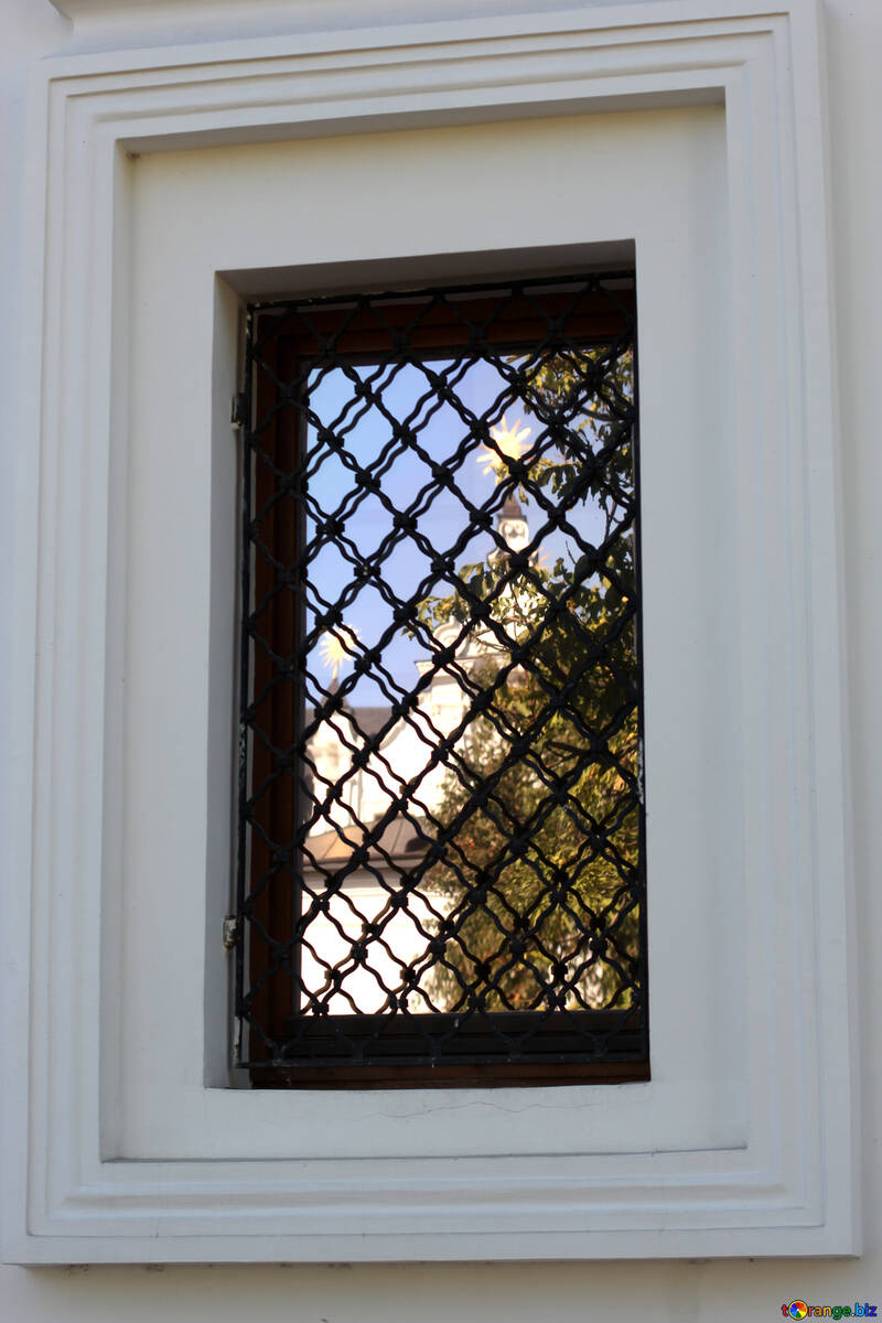 Reflejo de una iglesia en una ventana de celosía №41938