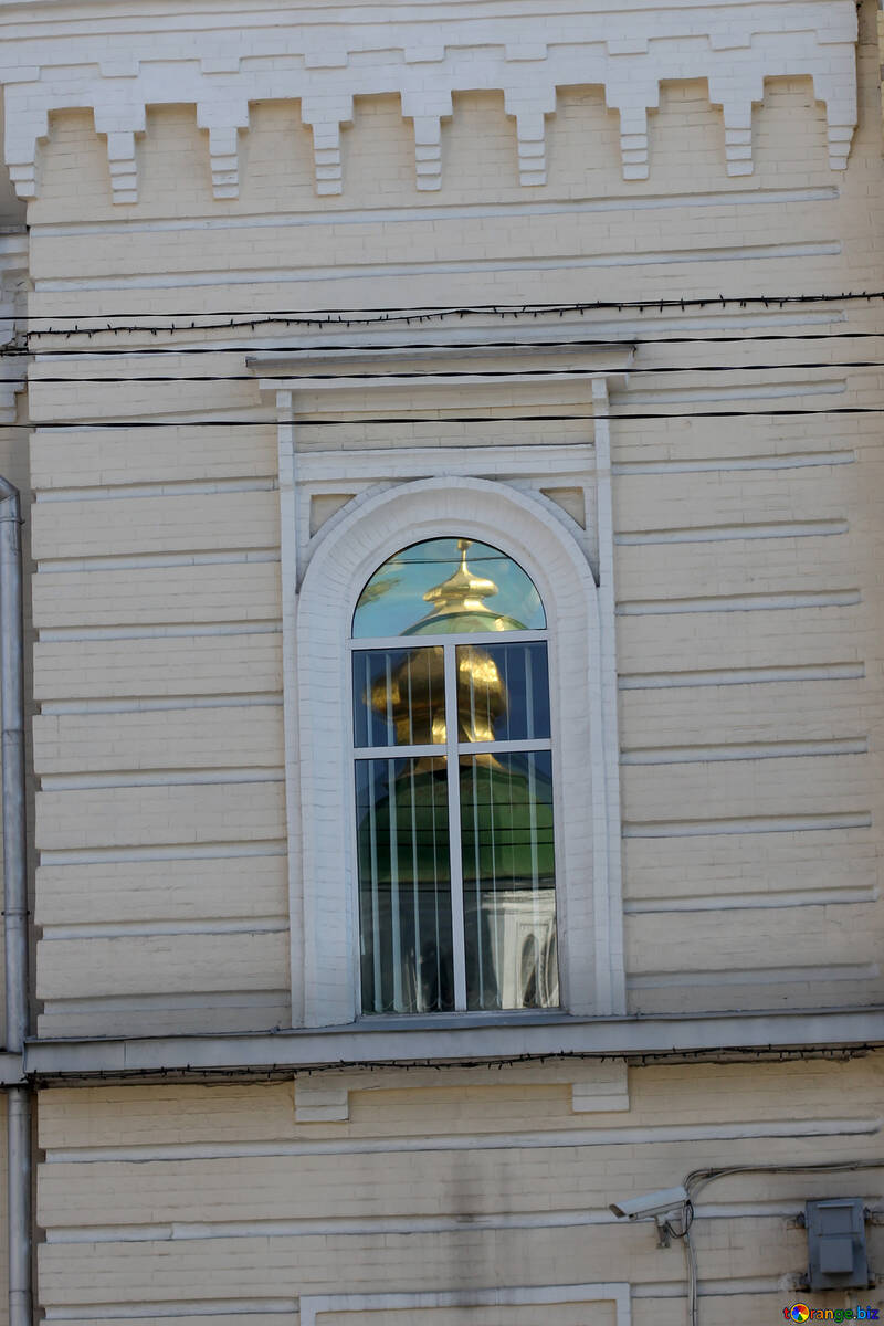Відображення церкви у вікні  №41813