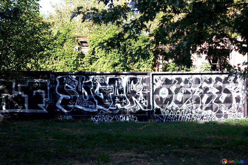 Graffiti auf einem Zaun №41677