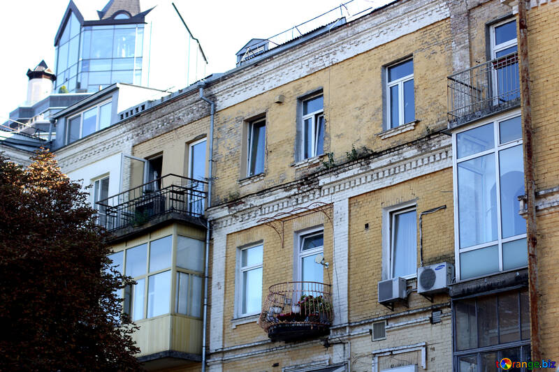 Balkon in einem alten Gebäude №41698